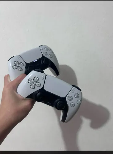 PS5 com 2 DualSense originais, caixa e cabos - completo e funcionando 100%