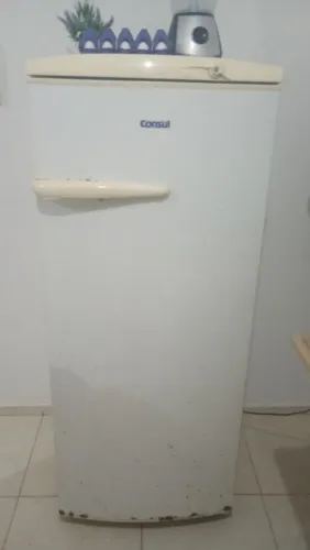 Vendo uma geladeira Consul usada, muito bem conservada e funcionando perfeitamente.