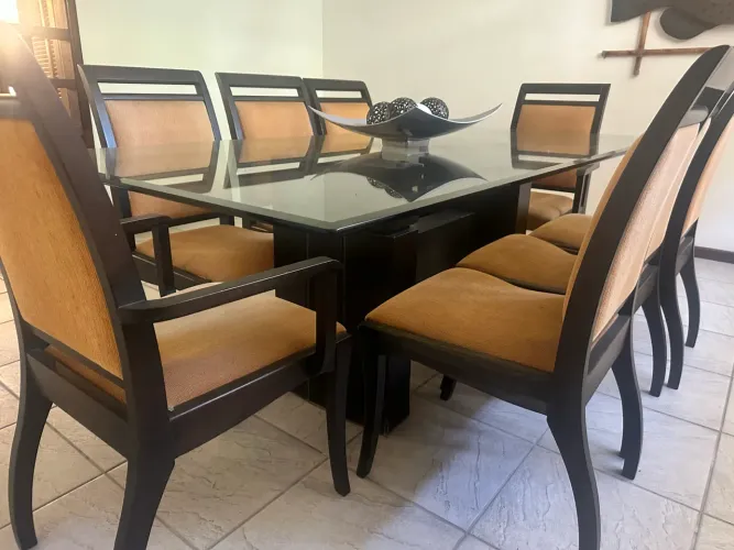 Mesa de madeira maciça tampo de vidro 8 lugares