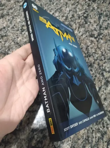 Batman ano zero possui detalhes na capa conforme fotos