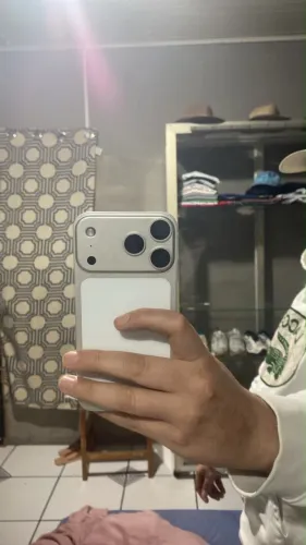 Vendo iPhone 11 64 giga bateria e tela original está com a carcaça do 17 pro