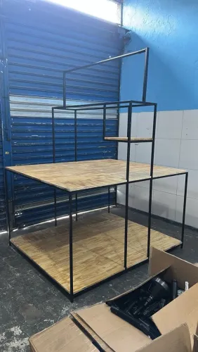 Mesa de embalagem 1,50 × 1,80 m para 4 pessoas