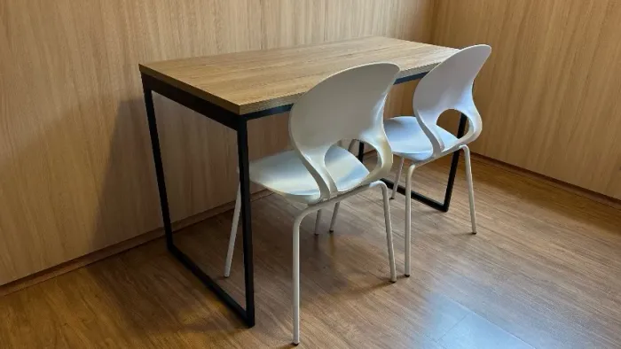 Mesa de Jantar Retangular Industrial Stanford Carvalho e Preta + 2 Cadeiras Eclipse Branco