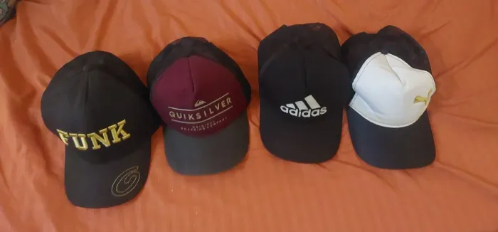 Bonés variados
