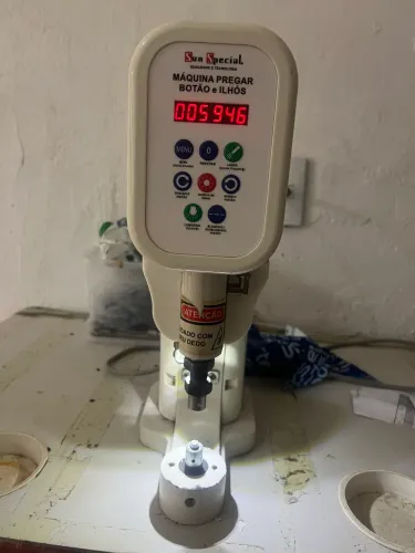 Máquina eletrônica de ilhós, botão , arrebite e outras funções