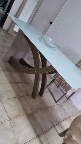 Mesa de jantar com tampo de vidro plotado