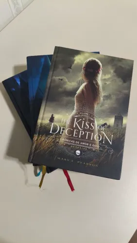 Trilogia Kiss of Deception + pôster 