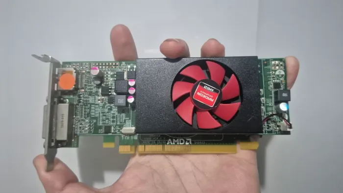 Placa gráfica RADEON R5 350