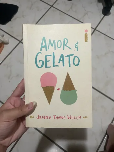 Livro Amor e Gelato - perfeito estado 