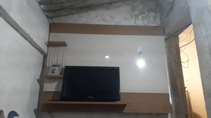 Vendo um painel de TV fina e um sofá 100 reais os 2