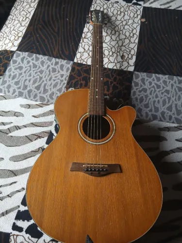 Vendo violão em ótimo estado, ele é elétrico esta só faltando a corda MI