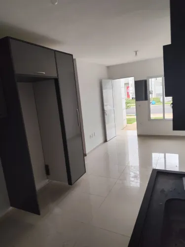 Casa em Cond. Fechado (Athenas) Região da Av. das Torres e Cont. Leste