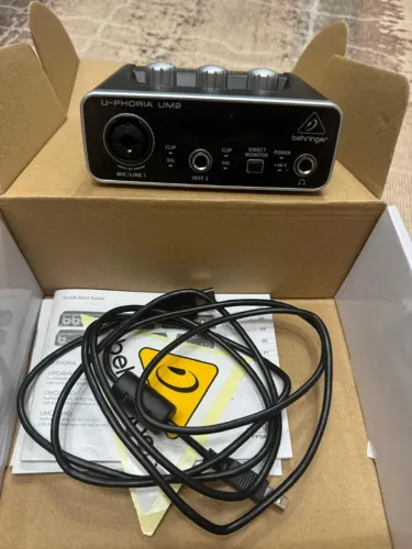 Interface de Áudio Behringer U-Phoria UM2 - Seminova, Impecável