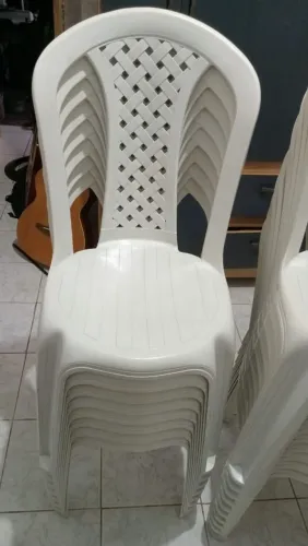 Cadeira de plástico (30 unidades)
