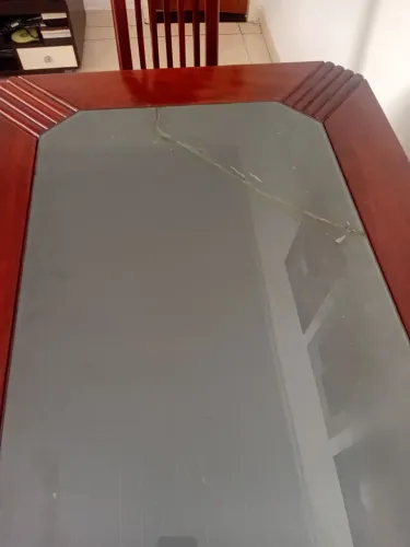 Vendo mesa com 6 cadeiras em mogno, em bom estado..vidro trincado e mesa pouquinho bamba
