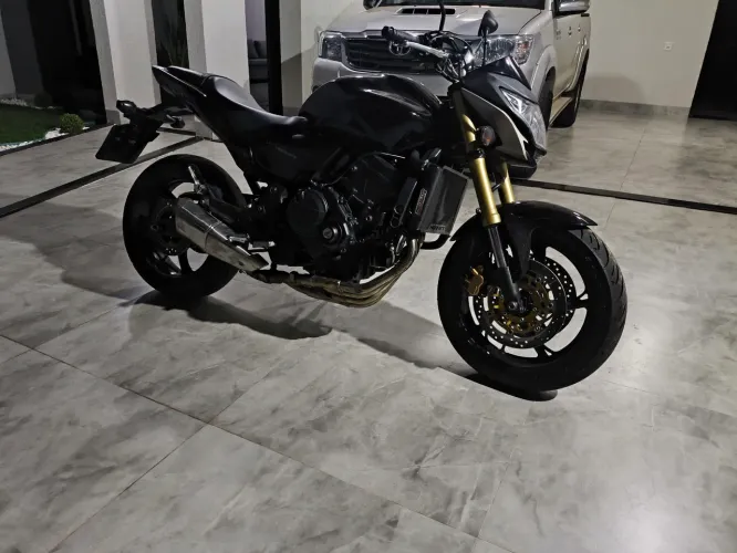 Hornet 600 preta