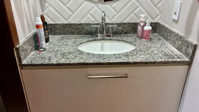Granito de banheiro com pia e torneira (quente e fria)
