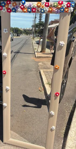 Espelho com decor de florzinhas de croche