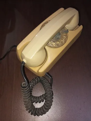 Telefone antigo de disco vintage cinza tijolinho