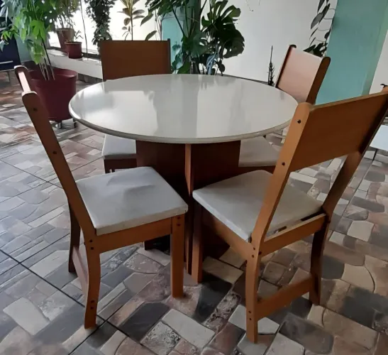 Vendo mesa redonda com 4 cadeiras  usada em ótimo estado. $600. Excelente oportunidade. 