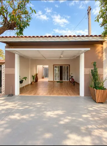 Casa no Jardim Real 1 com 3 Quartos (1 Suíte), Piscina e Garagem - Aceita Financiamento