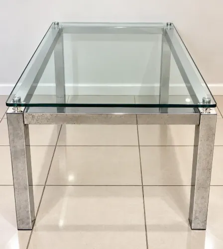 Mesa de vidro com estrutura metálica - moderna e resistente