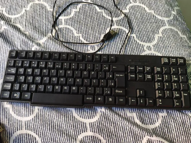 Teclado com fio preto