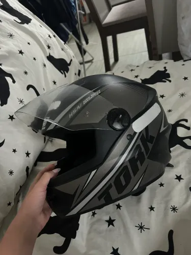 Capacete cinza tamanho 56