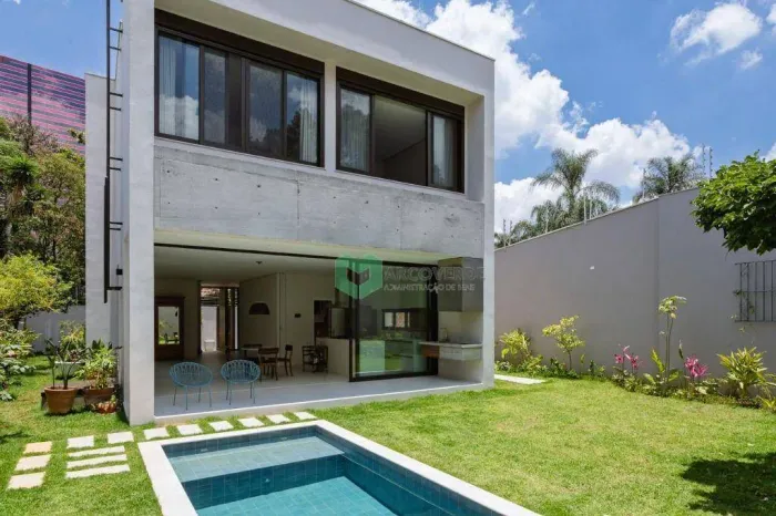 Casa com 3 dormitórios, sendo 1 suíte, para alugar, 250m² de AU e 416m² de terreno por R$