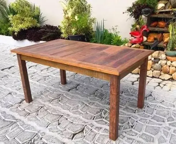 Mesa de madeira.