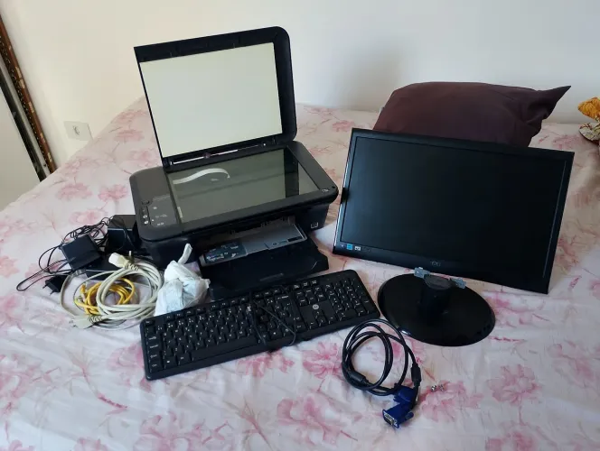 Kit de impressora e monitor com caixa de som e teclado.