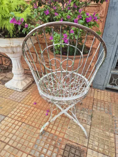 Cadeira de ferro antiga