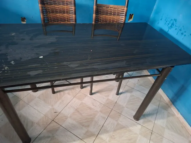 Mesa tubula em metal