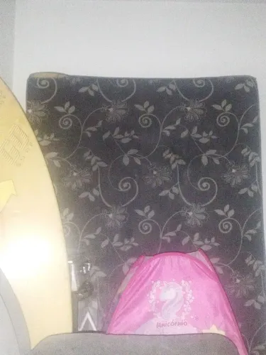 Cama usada com poucos detalhes