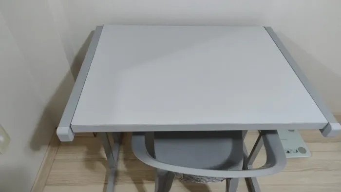 Vendo mesa com cadeira