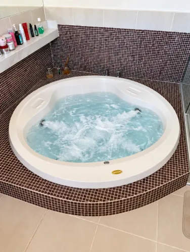 Banheira de Hidromassagem Jacuzzi Original Redonda - 1,80 m - Completa e Funcionando