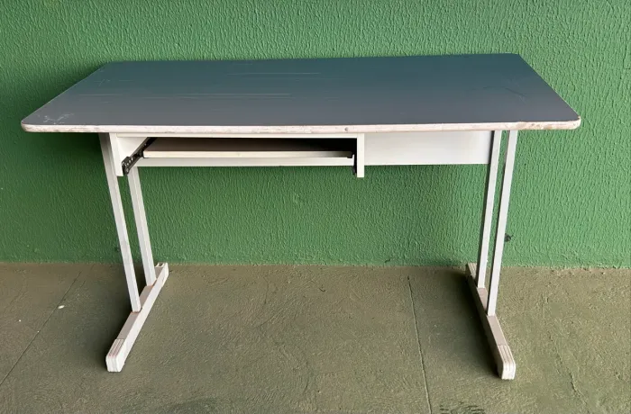 Mesa de Escritório com suporte para teclado. Cor: Azul. Medida: 1,20 x 0,60