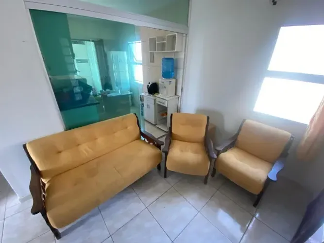 Sofá e poltronas em madeira maciça