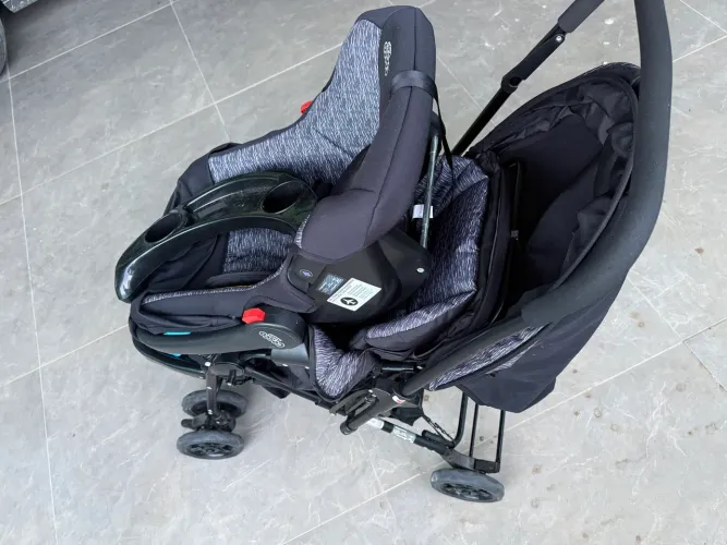 Carrinho com bebê conforto