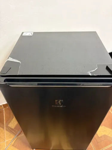 Frigobar preto Electrolux zero