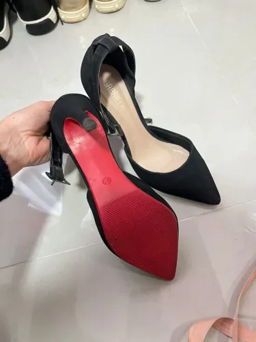 Scarpin Salto alto Preto com sola vermelha. Tamanho 37. 