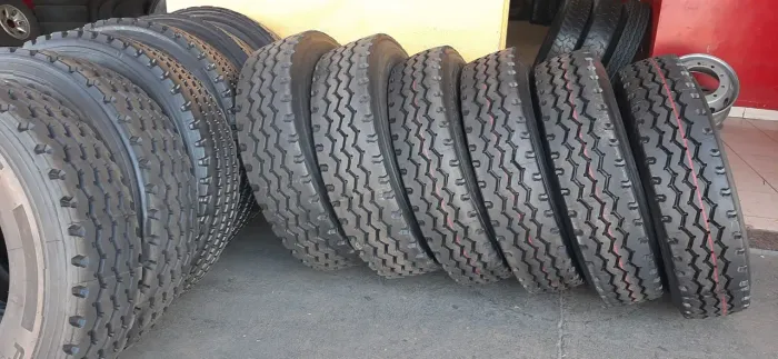 Pneus 295 e 275/80R22.5 recapado