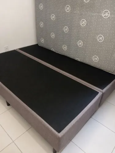 Vendo cama queen com colchão por 1.000 reais, esta em perfeito estado.