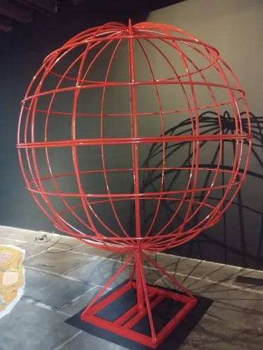 Globo ferro, com 2 metros diâmetro 