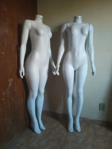 Manequins femininos seminovos 