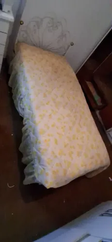 Cama solteiro estrutura + colchão + colcha (completo como está na foto)