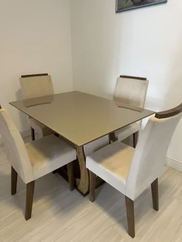 Mesa e cadeiras 4 lugares