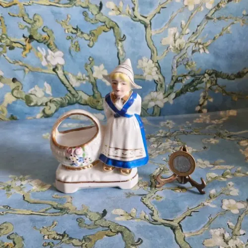 Porcelana esmaltada,vintage, paliteiro ou para flores pequenas com 13 cm de altura 9,5 cm.