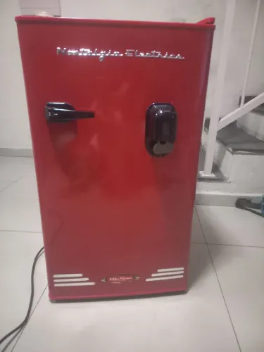 Frigobar retro Nostalgia Electrics com dispenser de água 110w com transformador