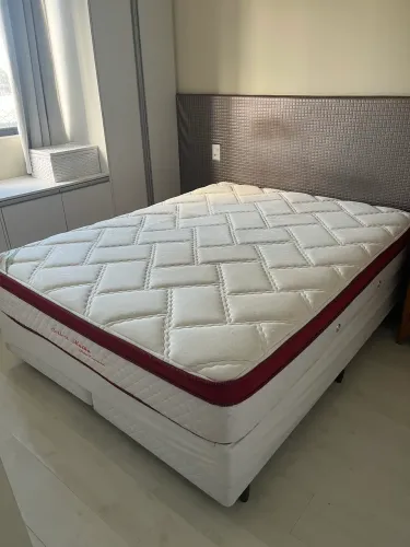 colchão queen molas ensacadas e box em tecido
